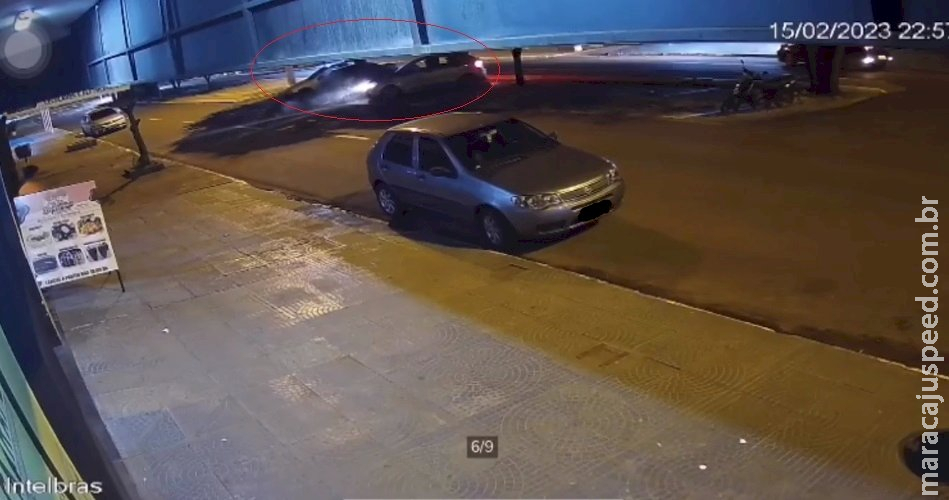 Motorista perde o controle da direção e colide com dois veículos estacionados
