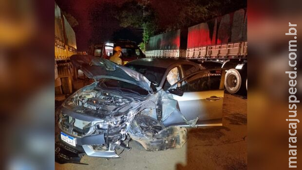 Mulher perde controle e bate em carreta estacionada em São Gabriel do Oeste