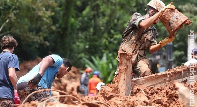 Número de mortes causadas pelas chuvas chega a 54 no litoral de SP Número de mortes causadas pelas chuvas chega a 54 no litoral de SP
