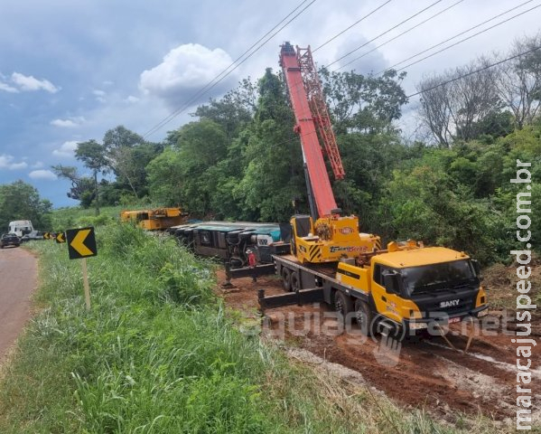 Ônibus de MS que tombou com 27 passageiros no PR é retirado da BR-163 Ônibus de MS que tombou com 27 passageiros no PR é retirado da BR-163