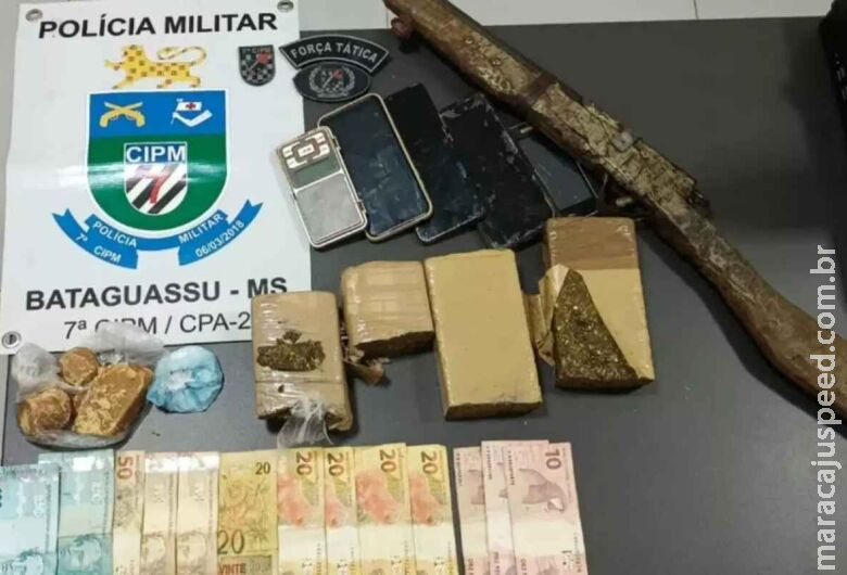 Operação recupera moto furtada, fecha boca de fumo e prende cinco