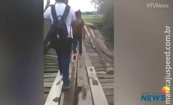 Para ir à escola, alunos passam por ponte danificada em Porto Murtinho Para ir à escola, alunos passam por ponte danificada em Porto Murtinho