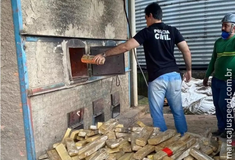Polícia incinera mais de 1.700 quilos de drogas em forno de cooperativa