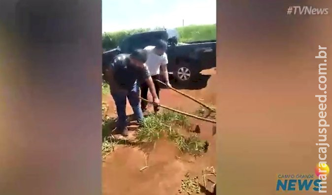 Policiais são capturados e obrigados a capinar mato em área indígena Policiais são capturados e obrigados a capinar mato em área indígena