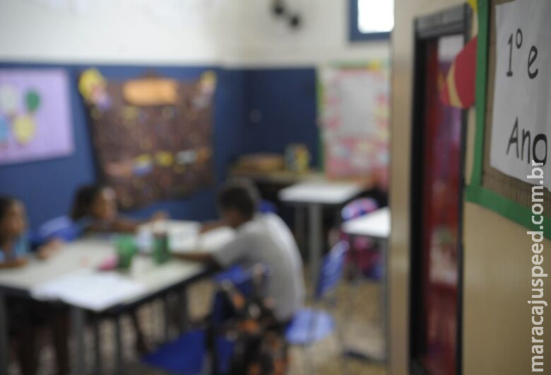 Projeto proíbe uso de linguagem neutra na educação básica Projeto proíbe uso de linguagem neutra na educação básica