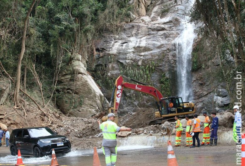 Sobe para 49 o número de mortos no litoral norte de São Paulo Sobe para 49 o número de mortos no litoral norte de São Paulo