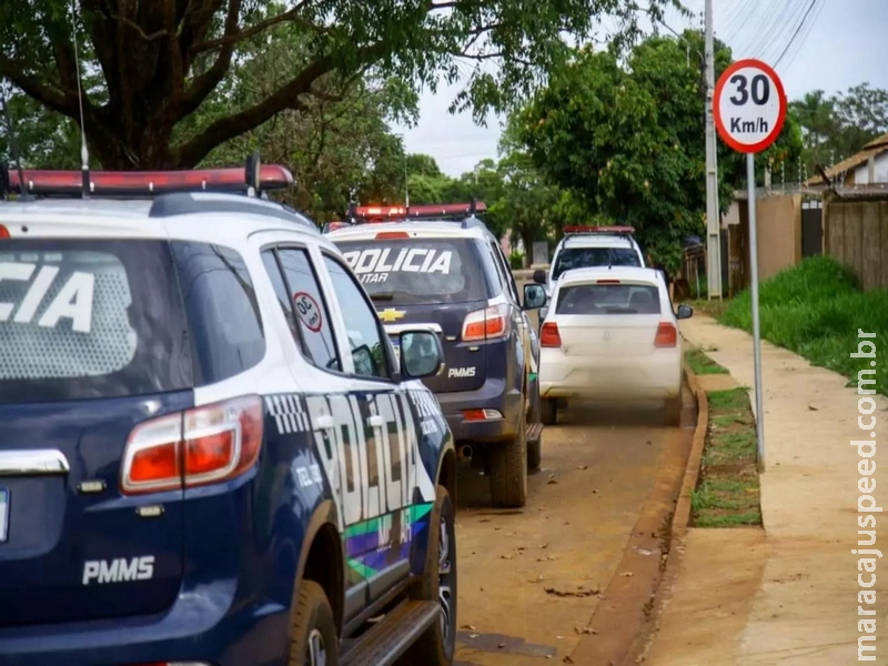 Suspeito abandona carro e invade casas após perseguição em bairro de Campo Grande