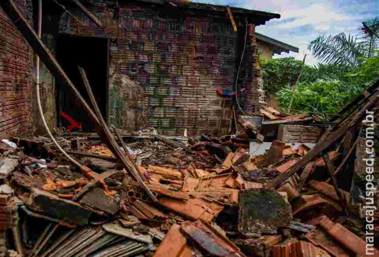 Telhado de casa desaba e idoso é resgatado após ficar soterrado