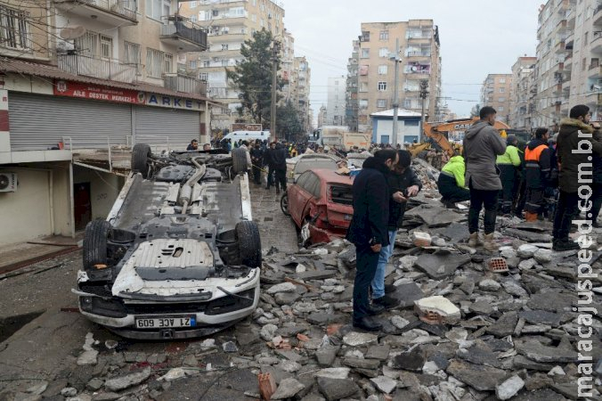 Terremoto de magnitude 7,8 deixa mais de 2.600 mortos na Turquia e na Síria Terremoto de magnitude 7,8 deixa mais de 2.600 mortos na Turquia e na Síria
