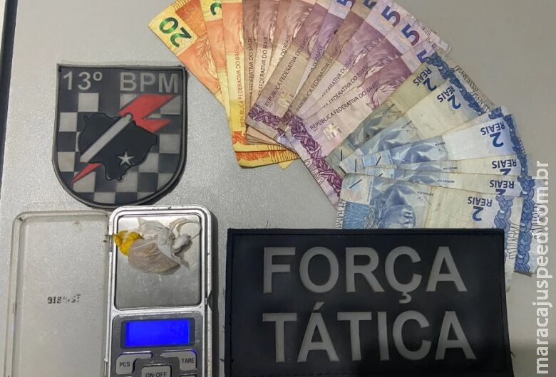 Traficante tenta se esconder em terreno, mas acaba flagrado com crack pela polícia 
