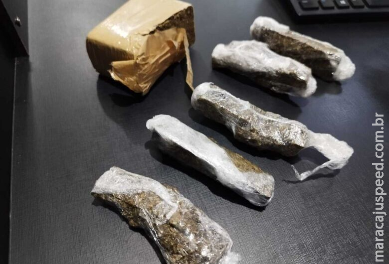 A caminho de festa, jovens são flagrados com porções de maconha