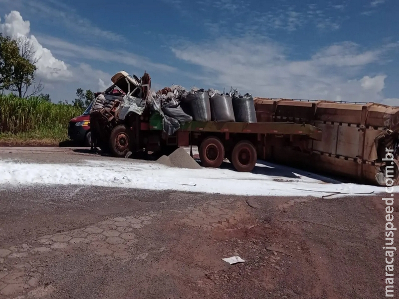 Acidente entre carreta e caminhão na BR-267 deixa motorista ferido e pista interditada