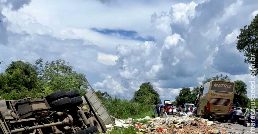 Acidente entre ônibus e carreta deixa 7 mortos na BR-174 Acidente entre ônibus e carreta deixa 7 mortos na BR-174