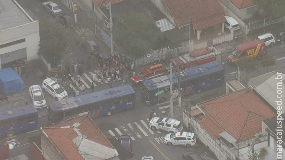 Adolescente esfaqueia três professores e um colega em colégio de SP