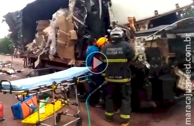 Adolescente fica preso em ferragens após colisão entre caminhões na BR-262 Adolescente fica preso em ferragens após colisão entre caminhões na BR-262
