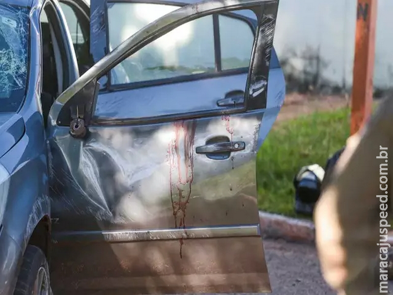 Após colisão, carro tomba e mulher é socorrida com laceração no braço Após colisão, carro tomba e mulher é socorrida com laceração no braço