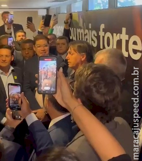 Avião com Bolsonaro pousa com esquema de segurança reforçado e apoiadores no aeroporto