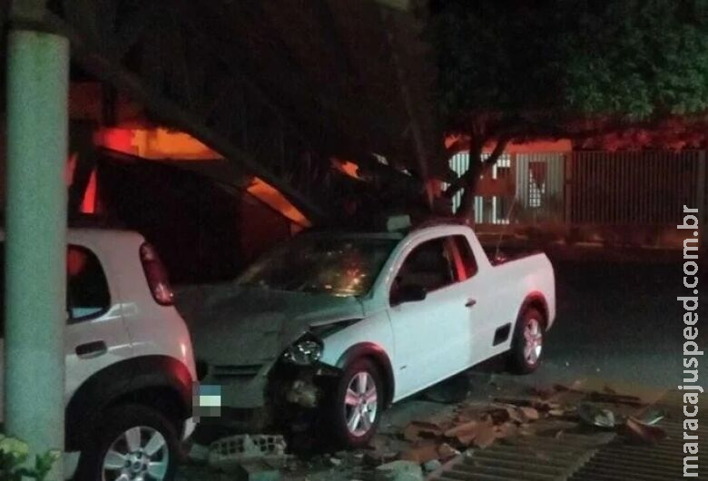 Bêbado, motorista derruba portão e varanda de residência em Paranaíba