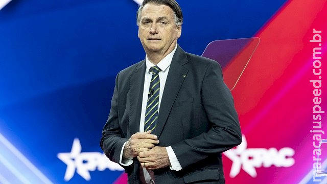 Bolsonaro fala em voltar ao Brasil no dia 29, mas diz que estudará situação uma semana antes