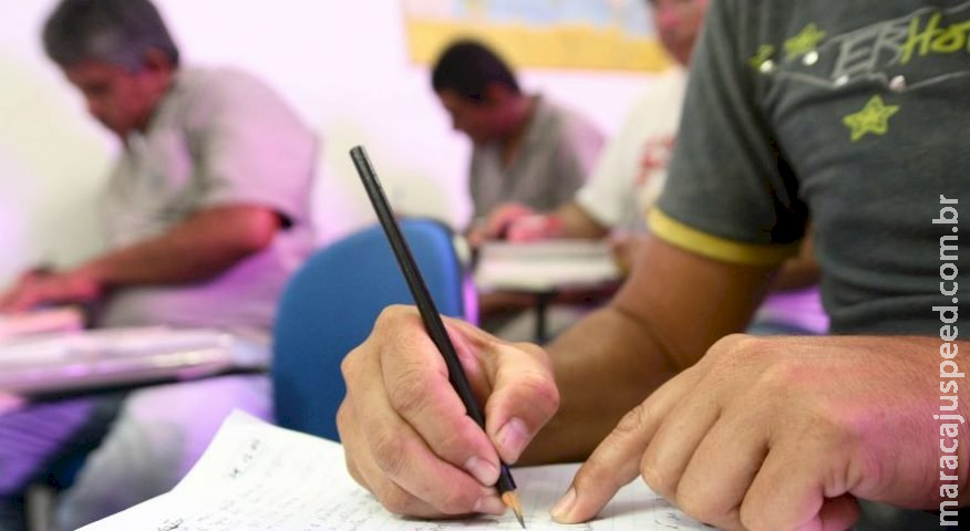 Brasil tem 900 mil alunos com mais de 40 anos na escola Brasil tem 900 mil alunos com mais de 40 anos na escola