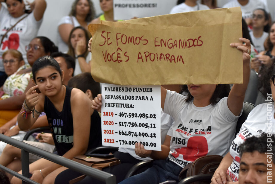 Câmara "corrige" lei e evita nova paralisação dos professores