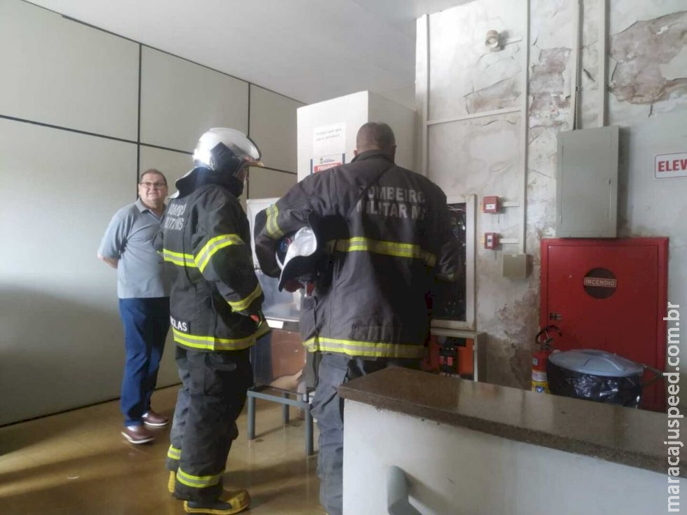 Câmara é evacuada após sobrecarga de energia e "cheiro de queimado" Câmara é evacuada após sobrecarga de energia e "cheiro de queimado"