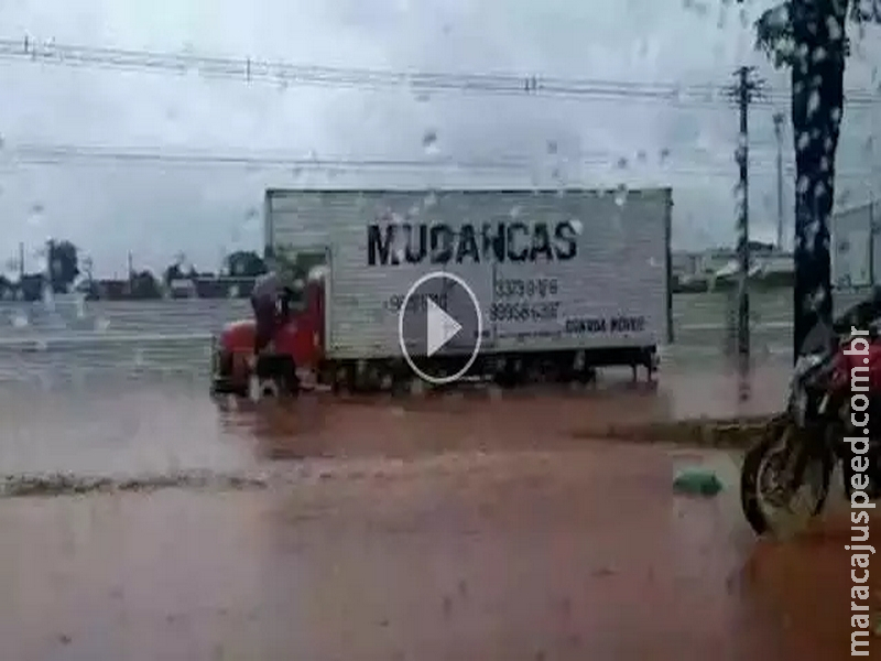Caminhão fica "preso" em trecho alagado da Avenida Gunter Hans 