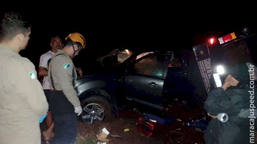 Caminhonete é ‘fechada’ em rodovia, sai da pista e bate em cerca na MS-395