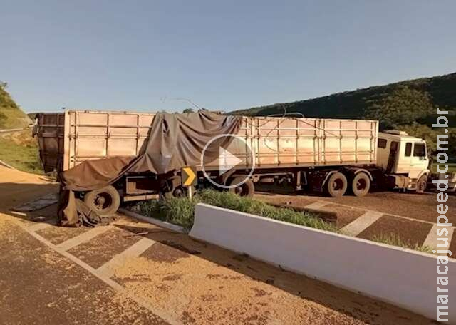 Carreta "enrosca" em canteiro central e quase cai em penhasco na BR-060