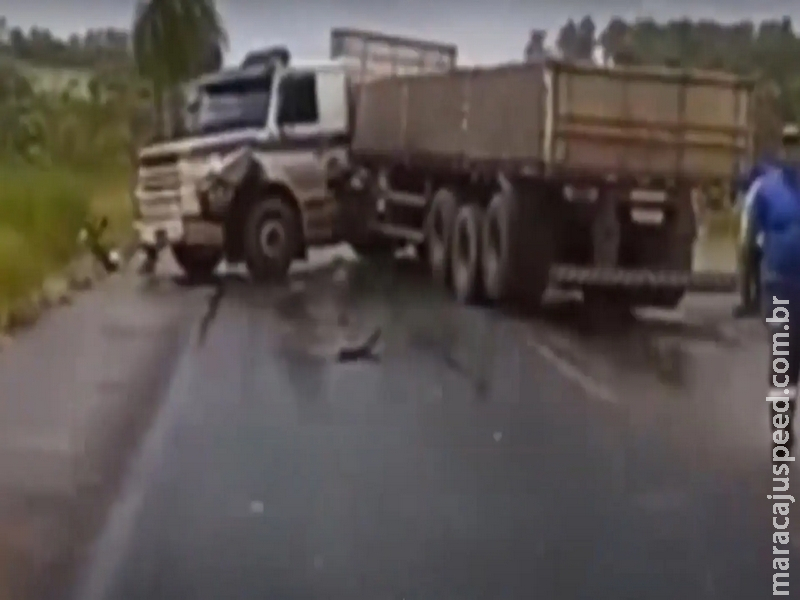 Carreta perde controle da direção e colide em seis carros na BR-060 Carreta perde controle da direção e colide em seis carros na BR-060