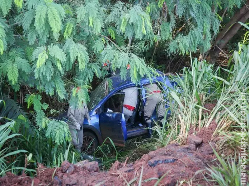 Carro capota em barranco após colisão e criança é socorrida em estado grave Carro capota em barranco após colisão e criança é socorrida em estado grave