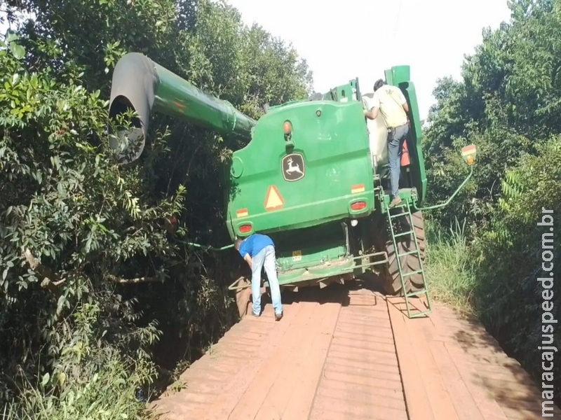 Colheitadeira fica presa em ponte e bloqueia acesso na estrada da Gameleira