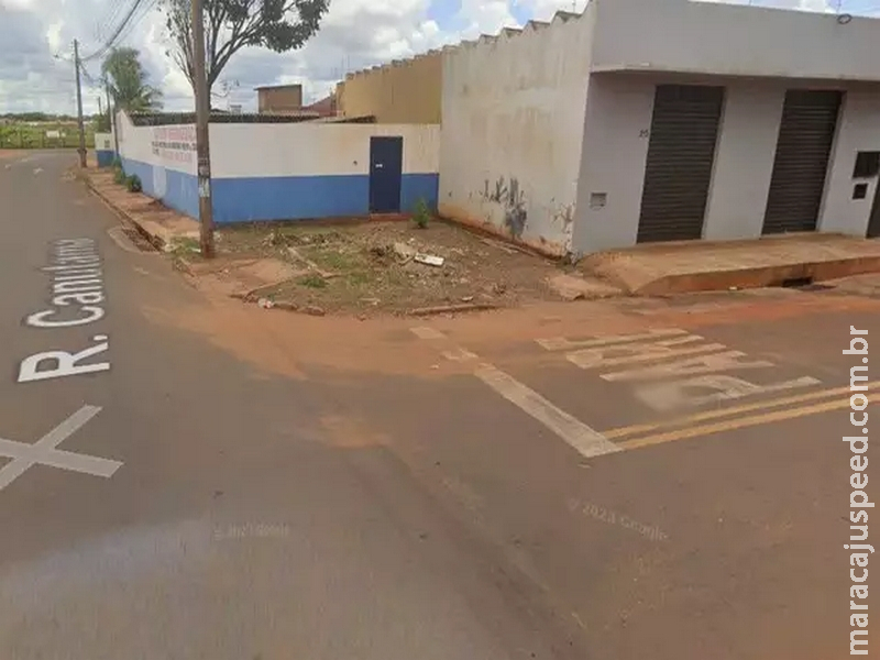 Colisão em cruzamento termina em carro capotado e motociclista em estado grave