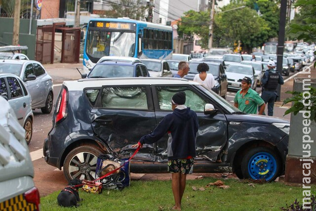 Colisão entre veículos provoca congestionamento na Avenida Afonso Pena Colisão entre veículos provoca congestionamento na Avenida Afonso Pena