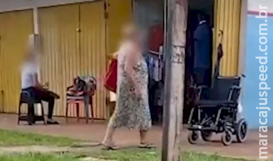 Conhecida por pedir esmola, falsa cadeirante é flagrada andando na fronteira Conhecida por pedir esmola, falsa cadeirante é flagrada andando na fronteira