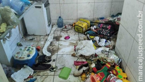 Crianças passam sede e fome em casa podre de lixo misturado com fezes no Canguru