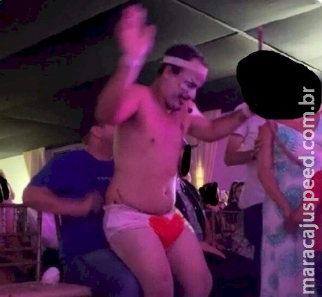 Cupido de cueca choca cidade e vira caso de polícia