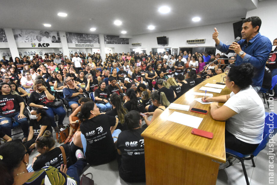 Depois da greve, professores recebem com reajuste, mas brigam por passivo de 82% Depois da greve, professores recebem com reajuste, mas brigam por passivo de 82%