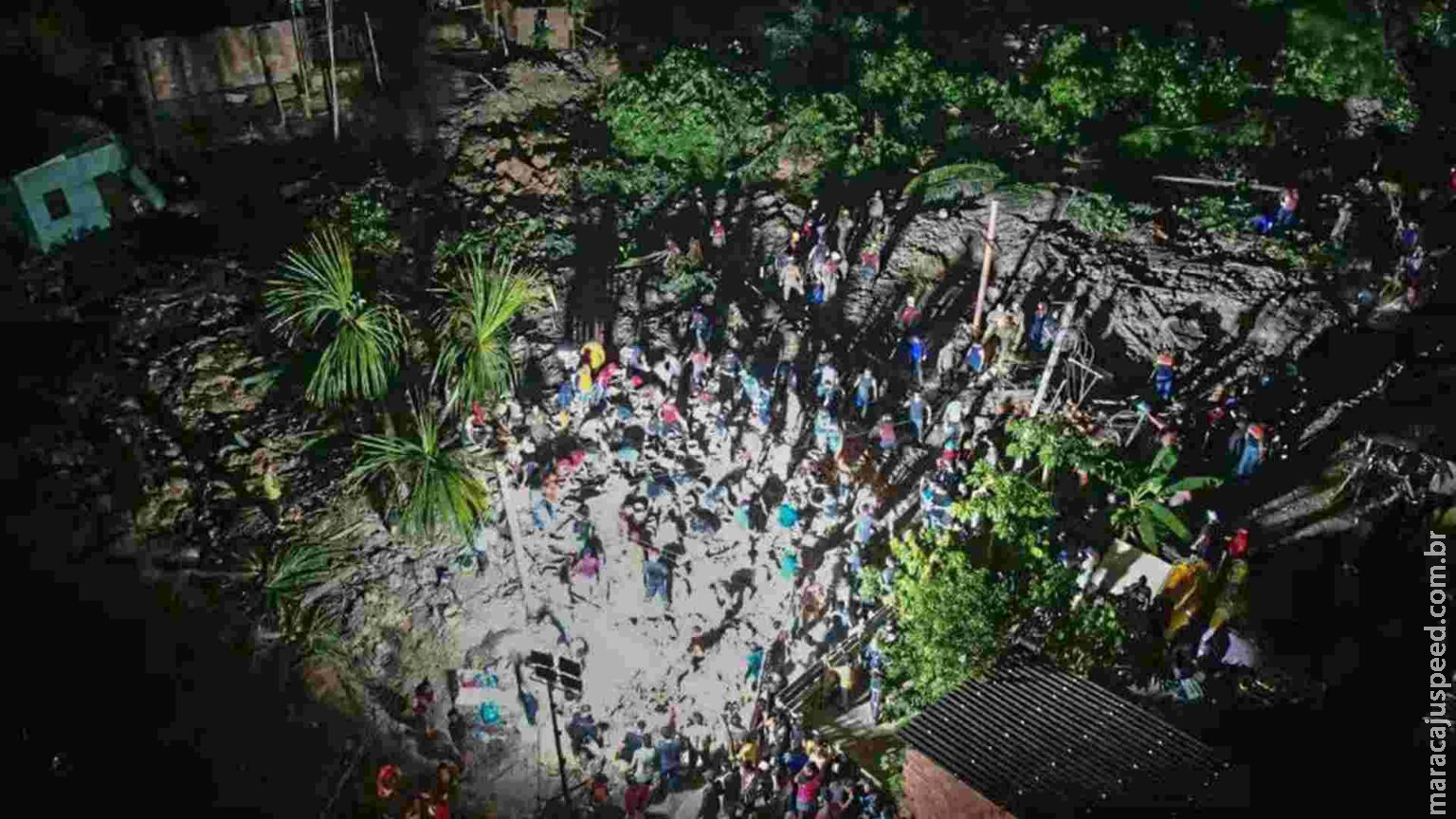 Desbarrancamento deixa oito mortos em Manaus; quatro vítimas eram crianças
