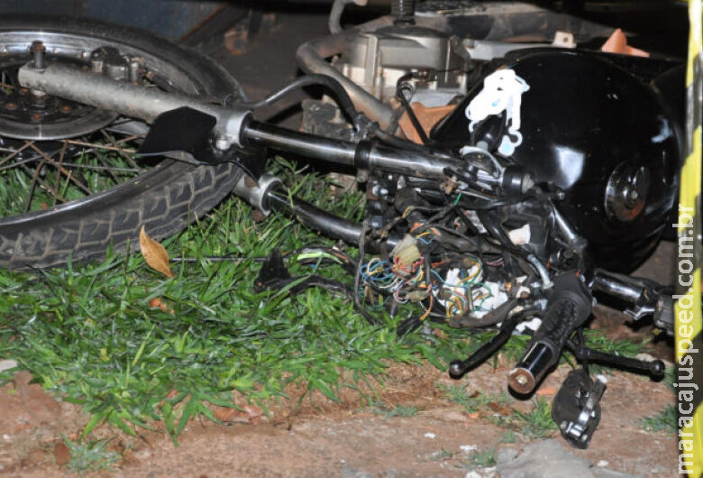 Dupla de moto morre após bater contra veículo e atingir caçamba de entulho Dupla de moto morre após bater contra veículo e atingir caçamba de entulho