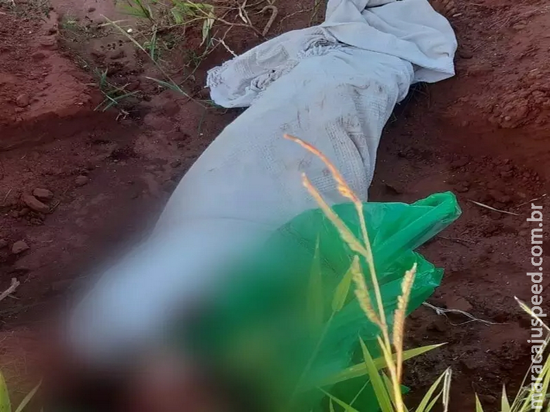 Homem é assassinado e corpo jogado em buraco na fronteira Homem é assassinado e corpo jogado em buraco na fronteira