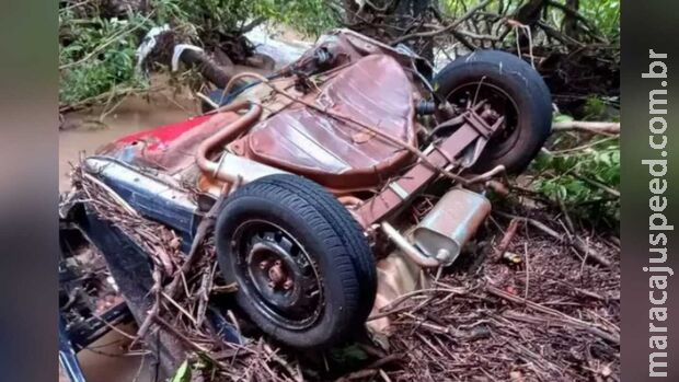 Homem é encontrado morto com carro dentro de córrego em Anastácio Homem é encontrado morto com carro dentro de córrego em Anastácio