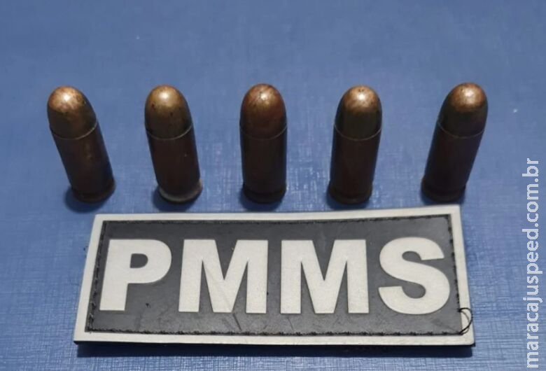 Homem é preso ao ser flagrado exibindo munições em bar