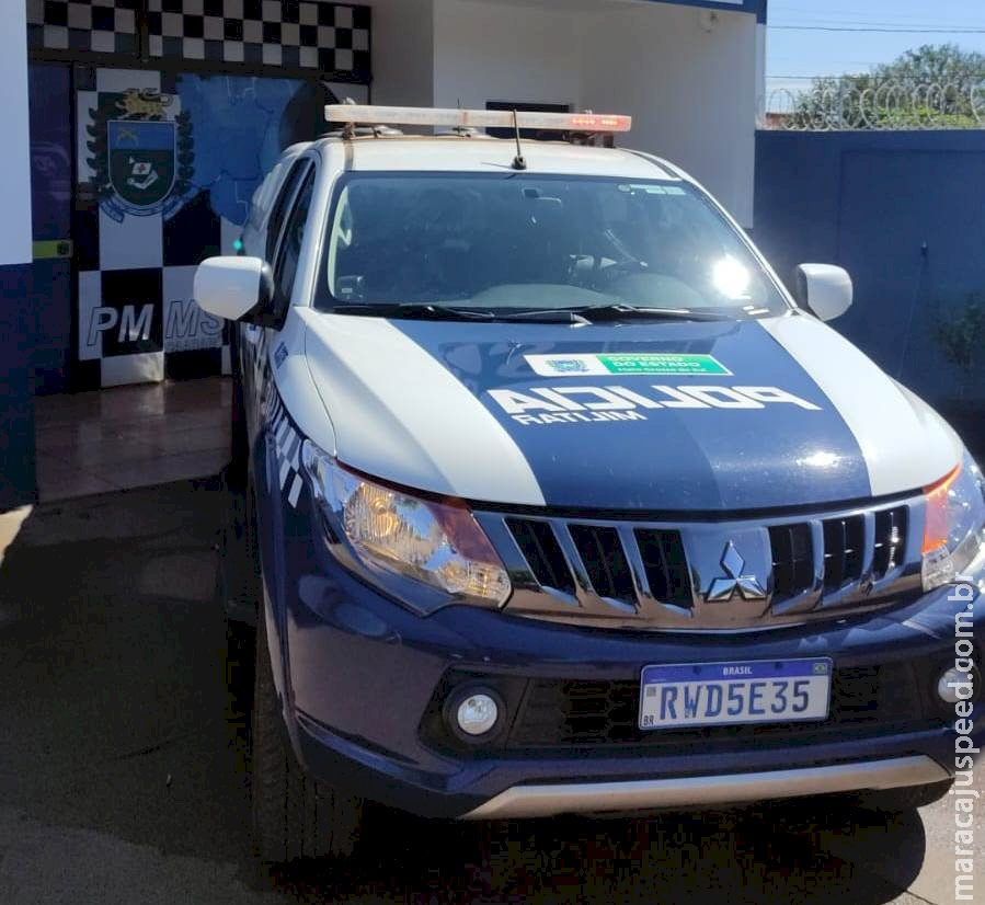 Homem é preso pela PM, após derrubar portão e tentar entrar em residência