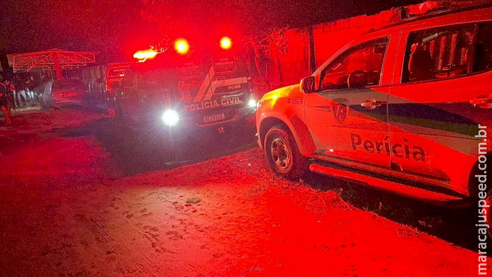 Homem encontra casa arrombada e amigo morto envolto em sangue