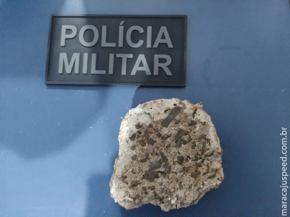 Homem surta, arromba portão e com uma pedra na mão invade residência