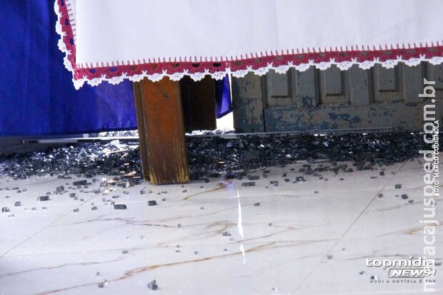 Igreja é alvo de tiros e fica destruída no Santa Emília