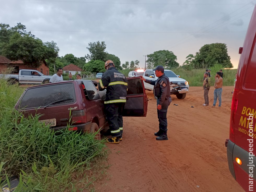 Jovem fica ferido em colisão entre Hilux e Uno no Travessão da Onça, em Vicentina Jovem fica ferido em colisão entre Hilux e Uno no Travessão da Onça, em Vicentina