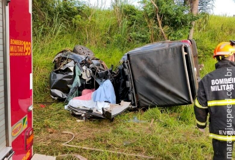 Jovem morre e outro fica preso às ferragens durante acidente na BR-376 Jovem morre e outro fica preso às ferragens durante acidente na BR-376