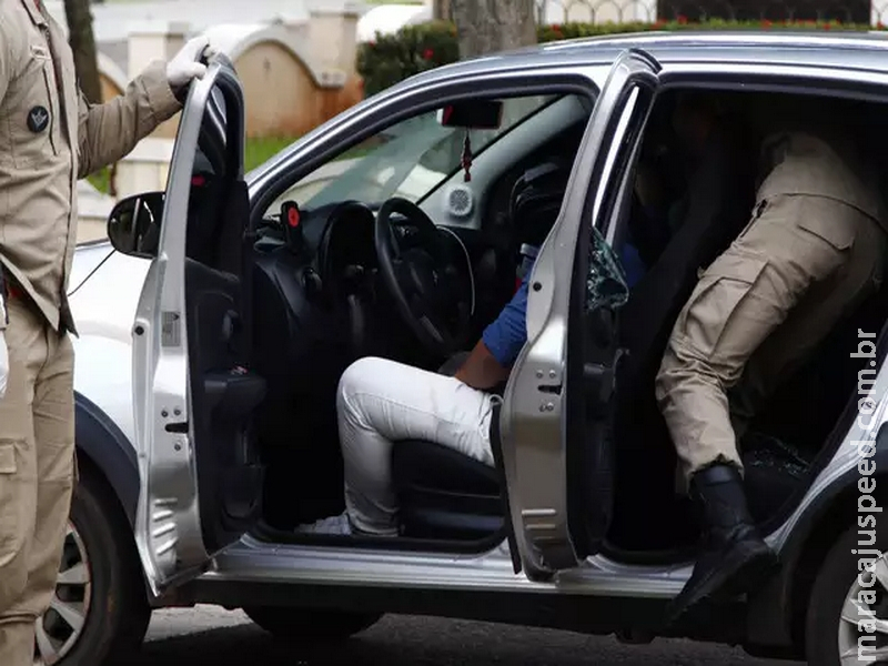 Justiça determina fiança para motorista flagrado dormindo em carro com pistola